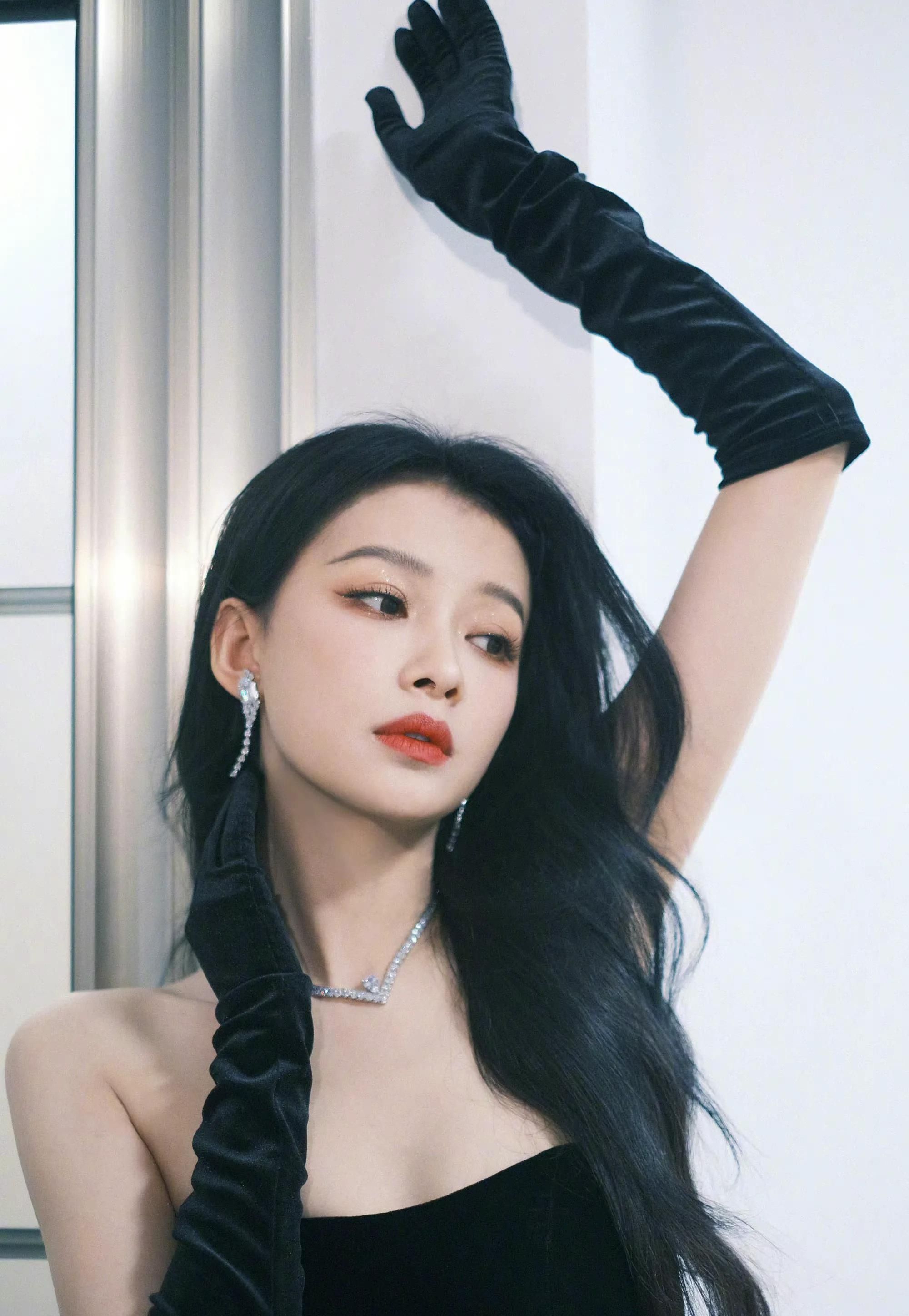 孙怡晒丝绒抹胸长裙写真,身姿曼妙妩媚,香肩半露,美艳动人!