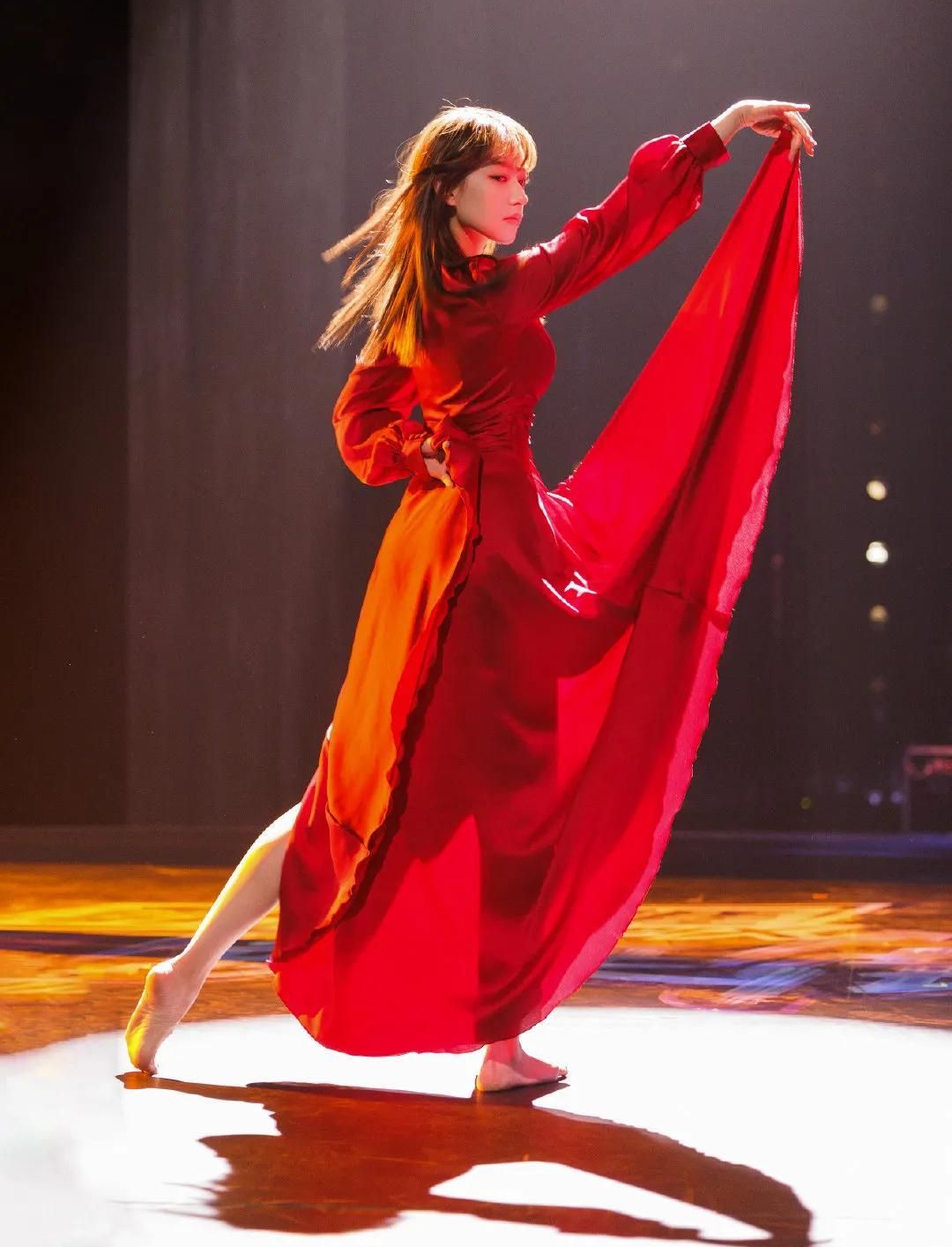 程潇吉普赛少女红舞裙,一袭红裙,翩翩降临,楚楚动人!__财经头条