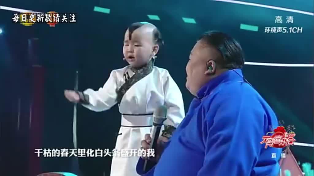 童星巴图额尼日乐亮相芒果卫视元宵节喜乐会,何炅都被逗乐了