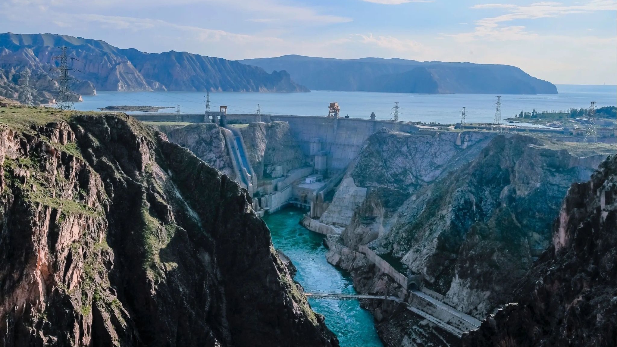 龙羊峡电站是世界上最大的水光互补发电站