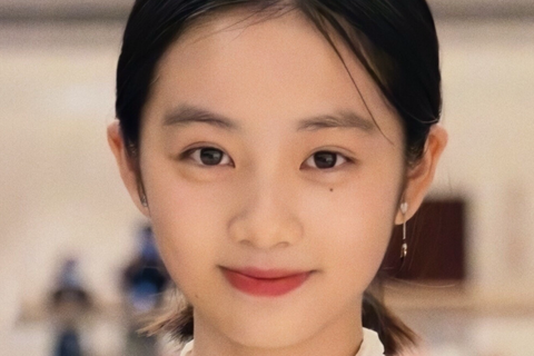 16岁黄多多晒自拍,穿吊带化淡妆甜美可人,颈上珍珠项链十分吸睛