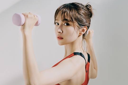 韩国女团EXID成员HANI代言体育品牌拍宣传照
