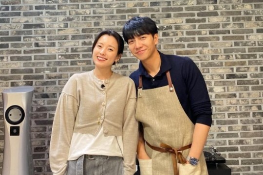 韩国女艺人韩孝周sns发布与李昇基最新合影