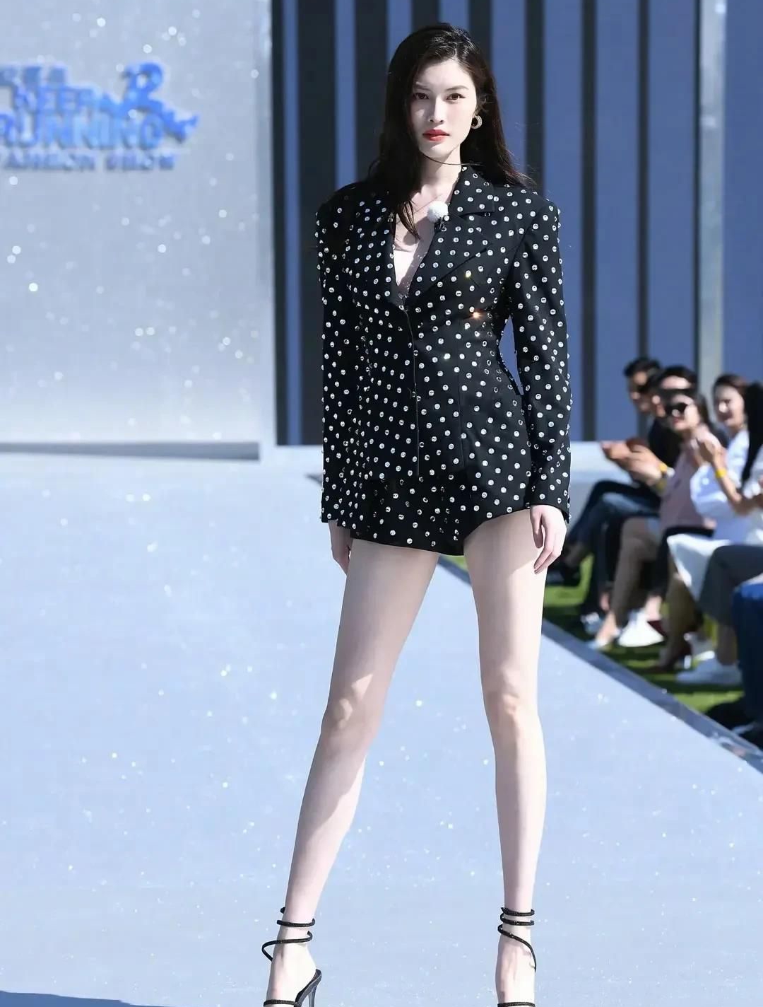 何穗高清美艳可人写真,惊艳迷人!