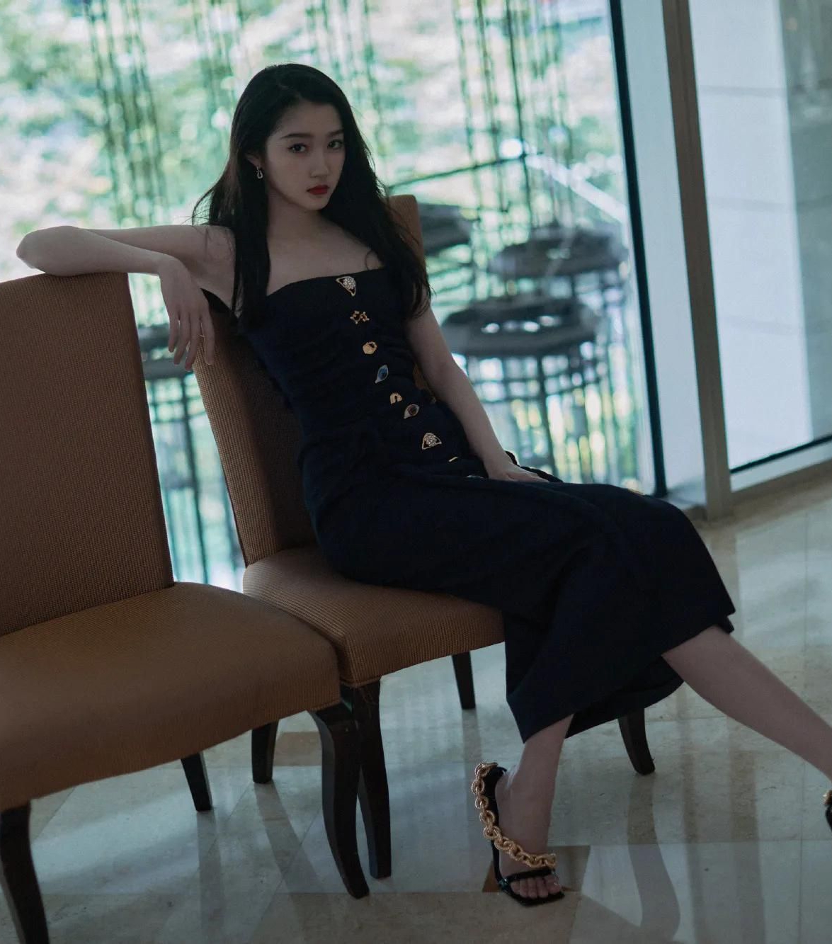 国民闺女关晓彤黑色抹胸长裙造型,高贵冷艳,复古优雅!