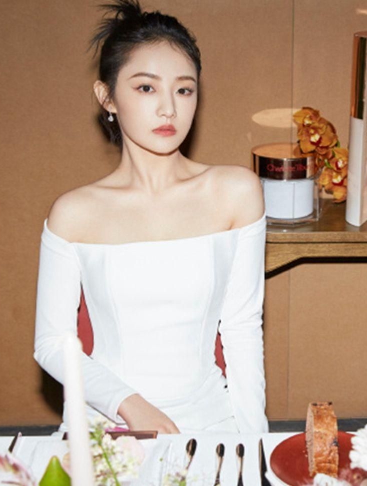 吴佳怡白色抹胸连衣裙优雅写真,清新淡雅,美艳动人!