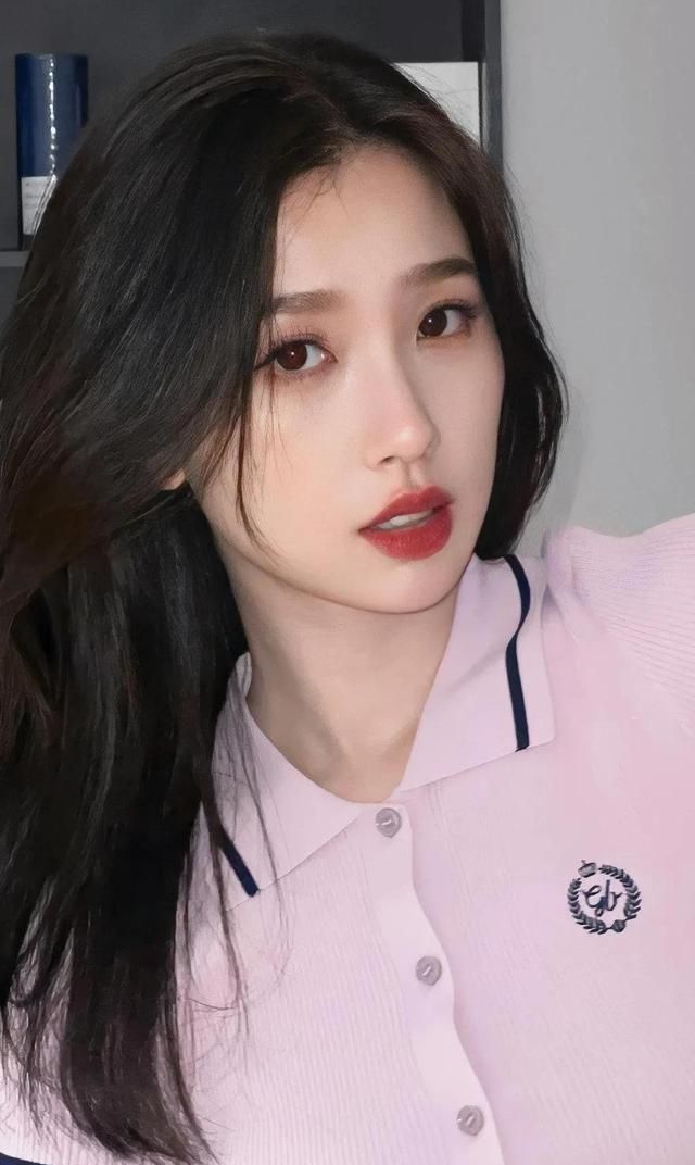 甜虞书欣穿粉色露脐装秀小蛮腰