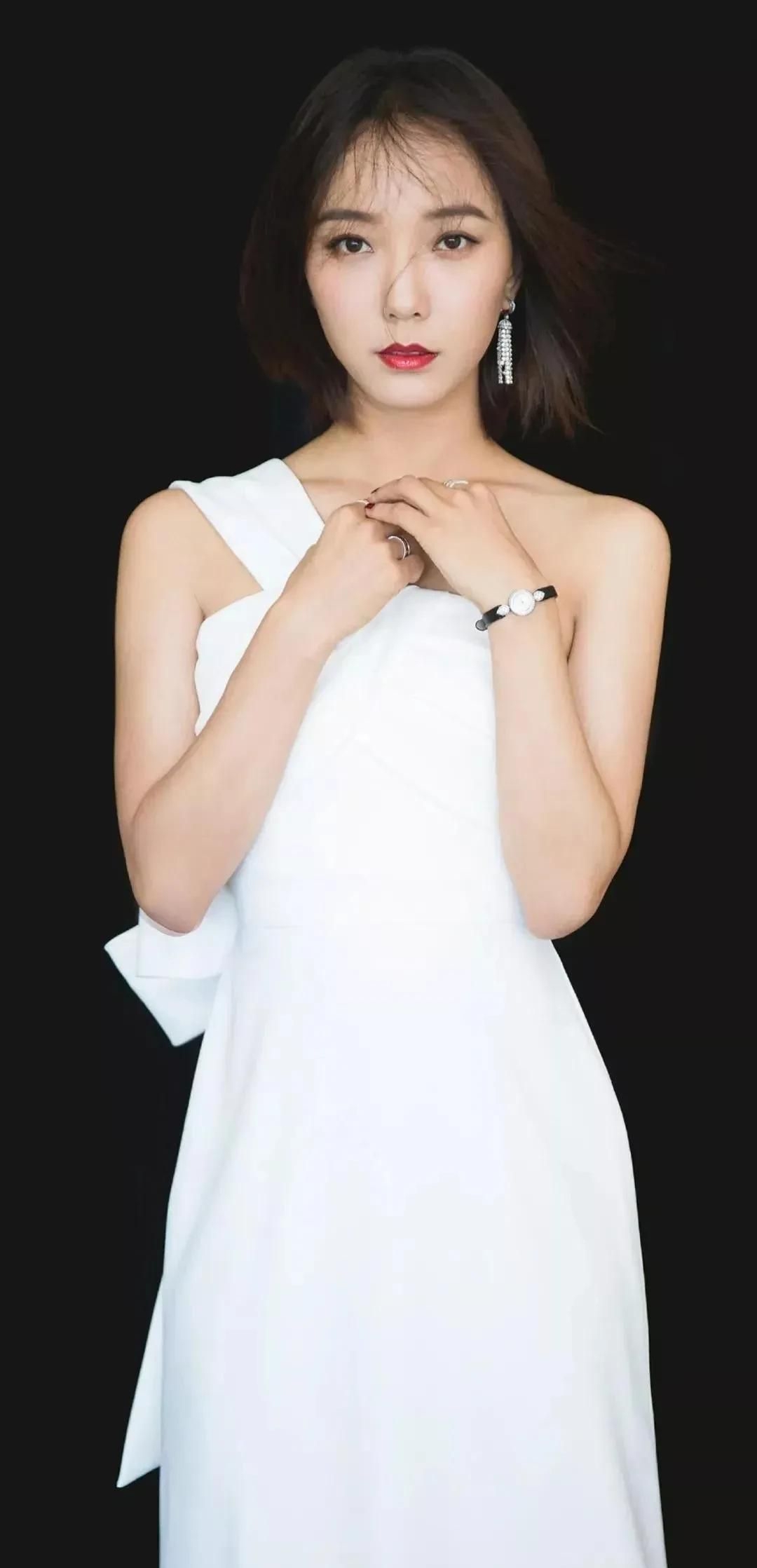 干练时尚的王珞丹,美艳动人,温婉秀丽的写真照!__财经头条