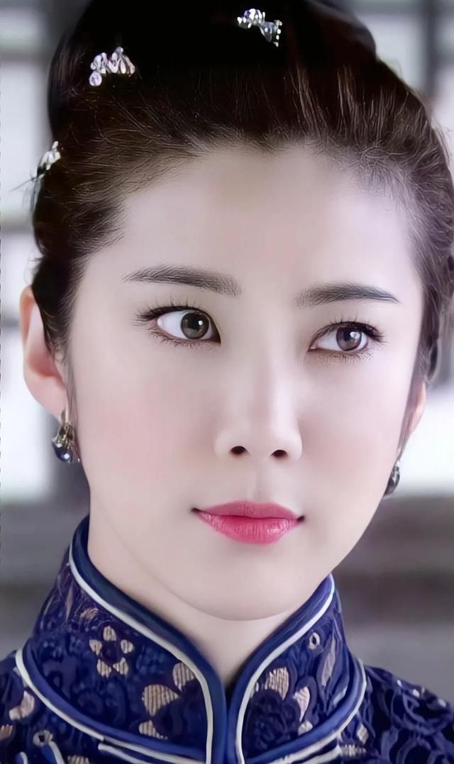王珂穿旗袍太美了,温文儒雅!__财经头条