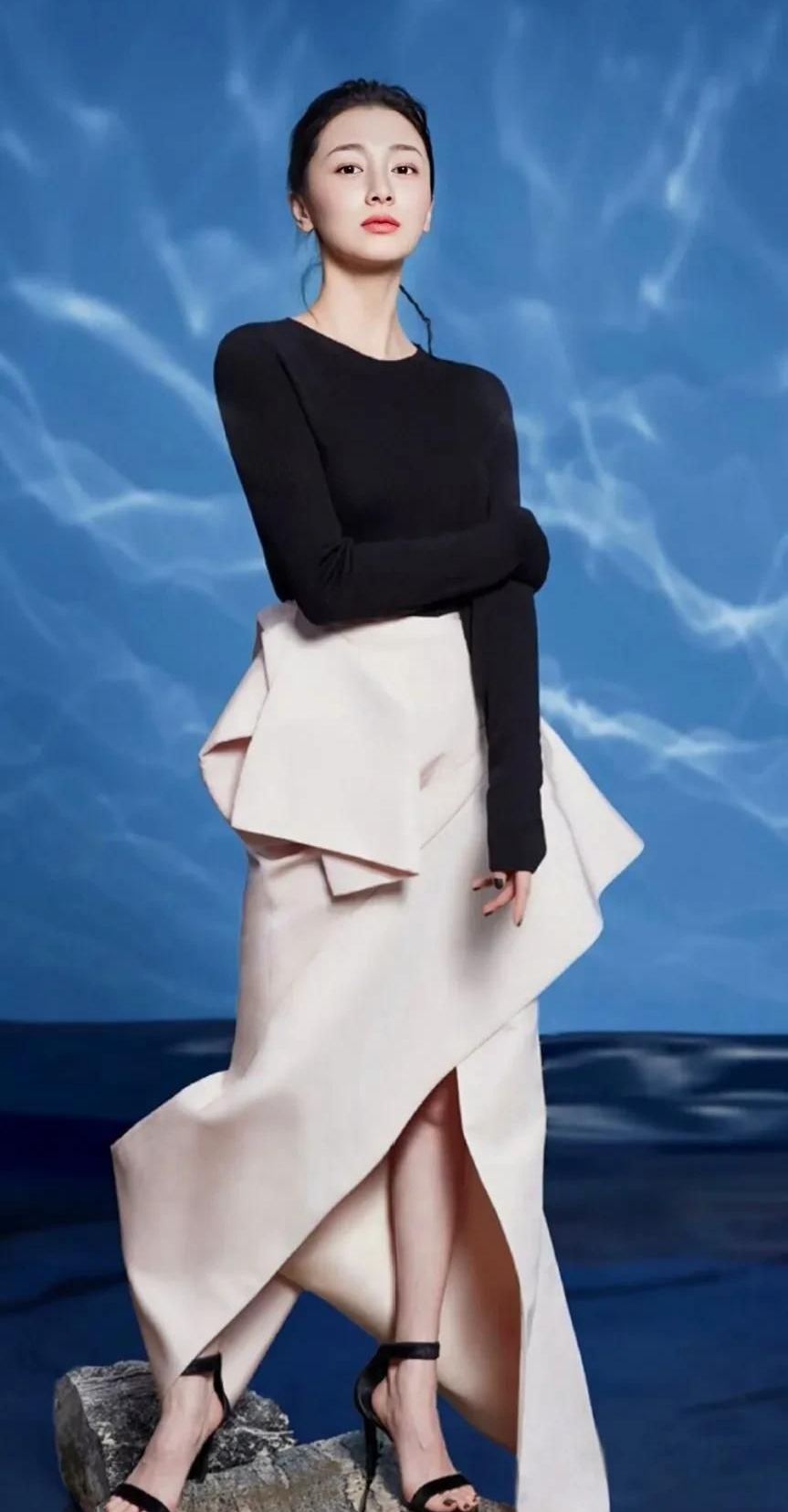 叶青端庄优雅明艳写真,楚楚动人!__财经头条