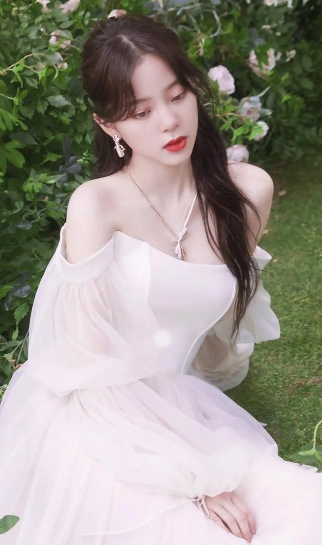 欧阳娜娜着一身纯白抹胸纱裙!_高清图集_新浪网