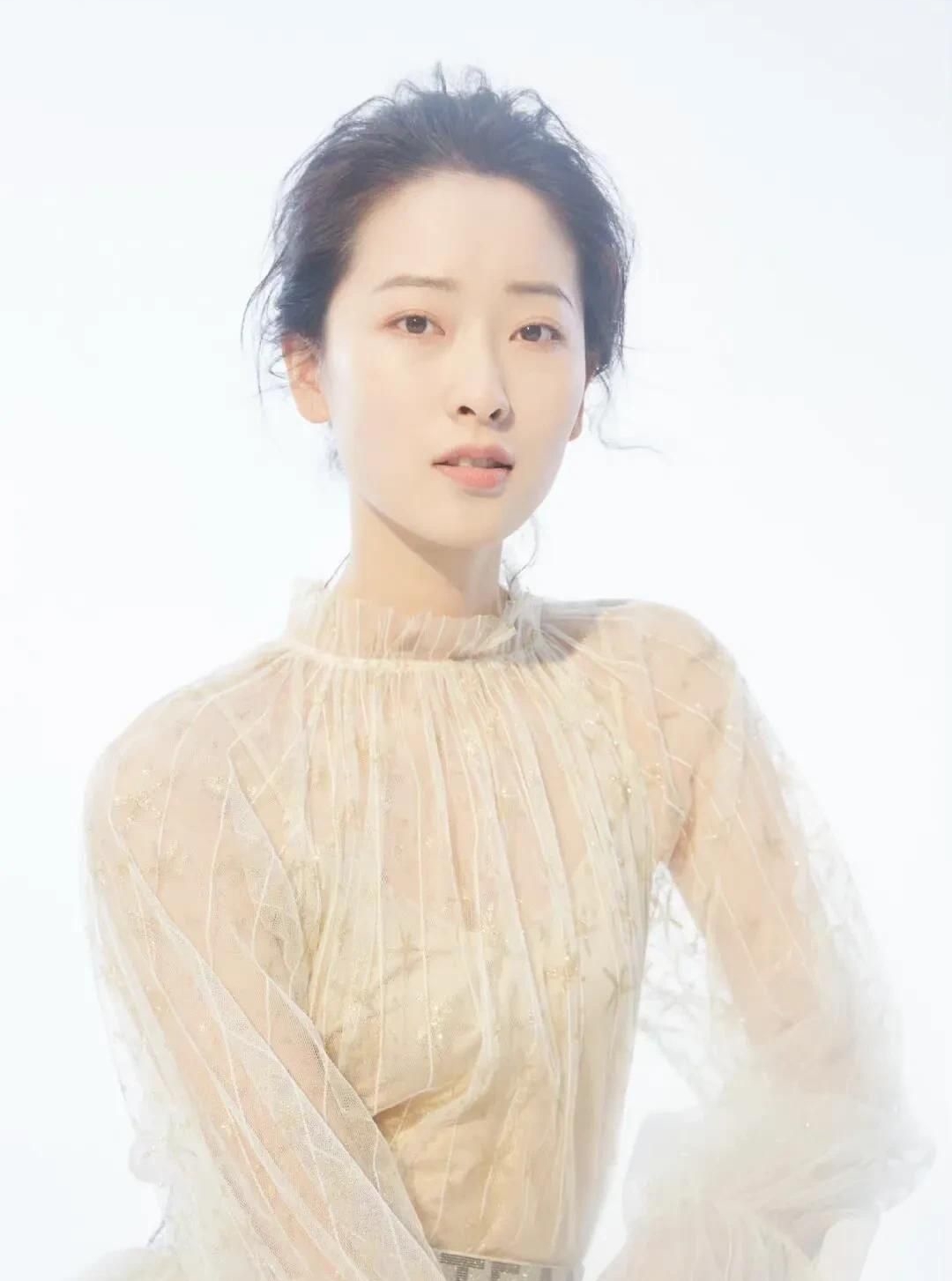 何雨虹高清淡雅时尚写真楚楚动人