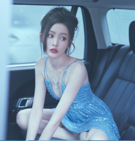 张天爱晒车内美照,穿深v亮片裙秀火辣身材!__财经头条