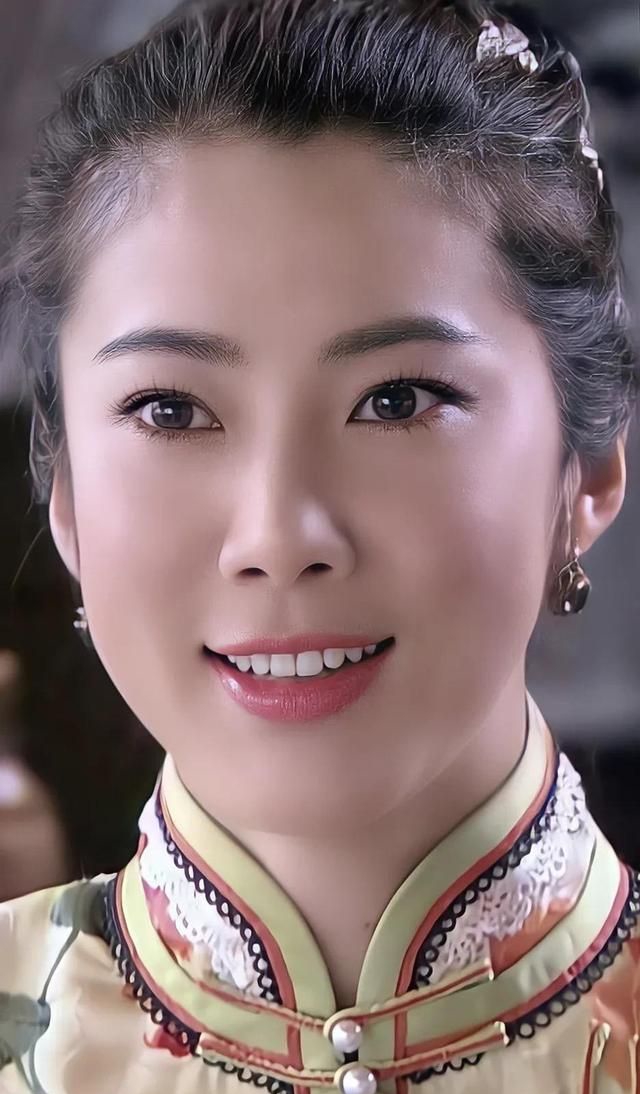 王珂穿旗袍太美了,温文儒雅!__财经头条
