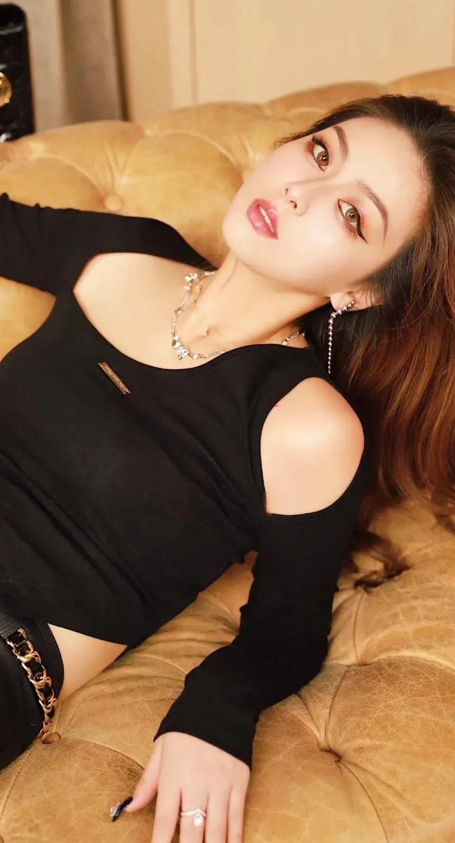 胡安琪清纯绝美俏丽写真,美艳动人!__财经头条