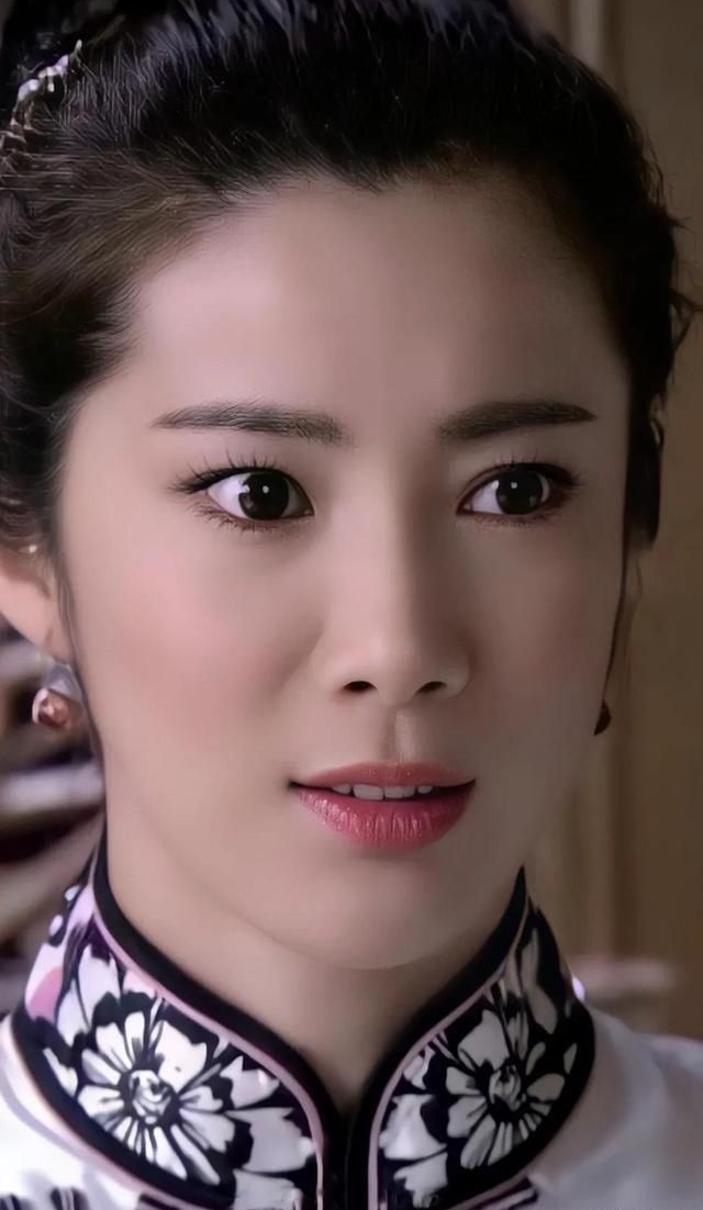 王珂穿旗袍很耐看,穿上军装更漂亮,楚楚动人!_高清图集_新浪网