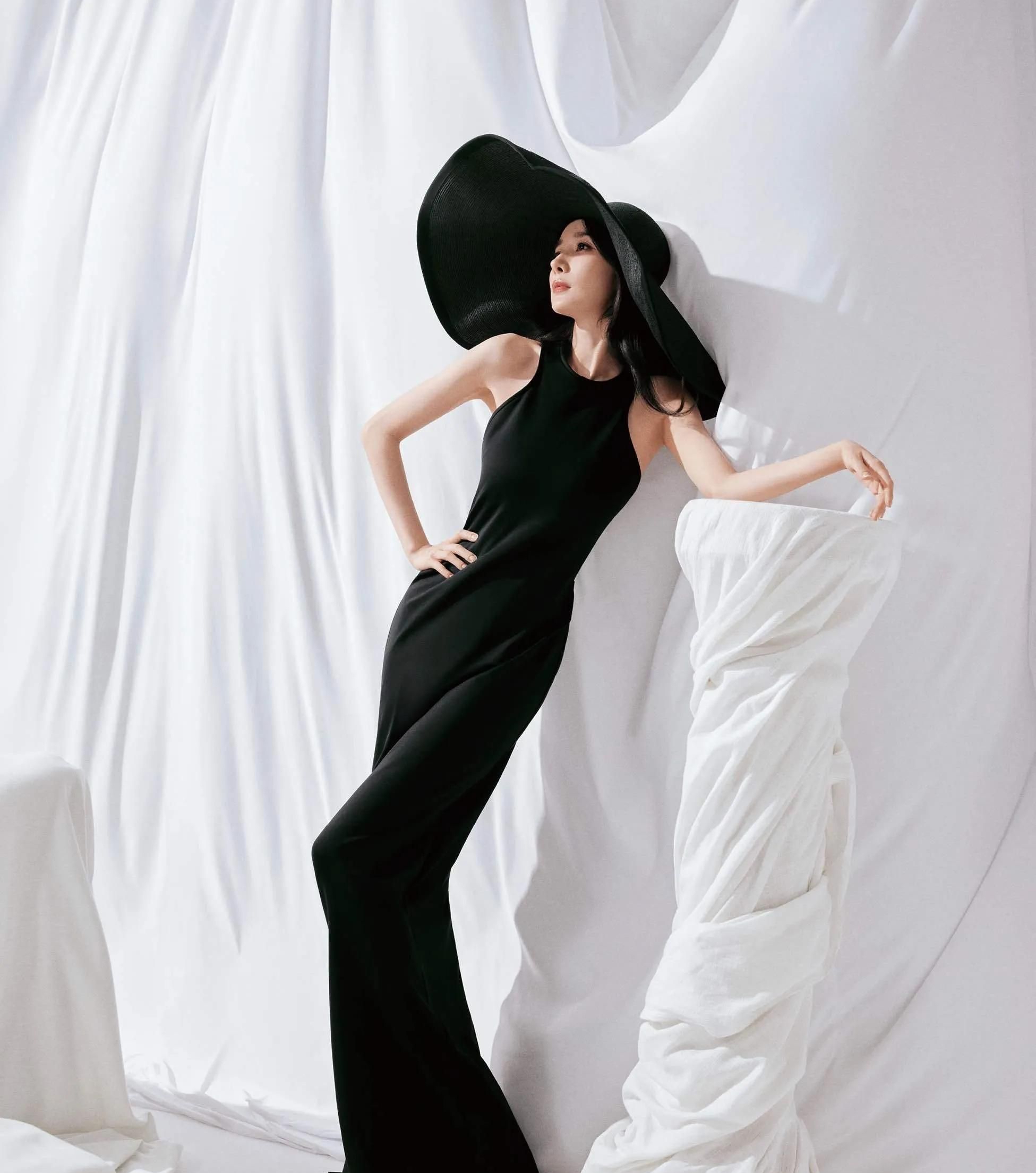 杨幂时尚写真,大秀小蛮腰,宽檐礼帽芭蕾舞裙,优雅高贵!