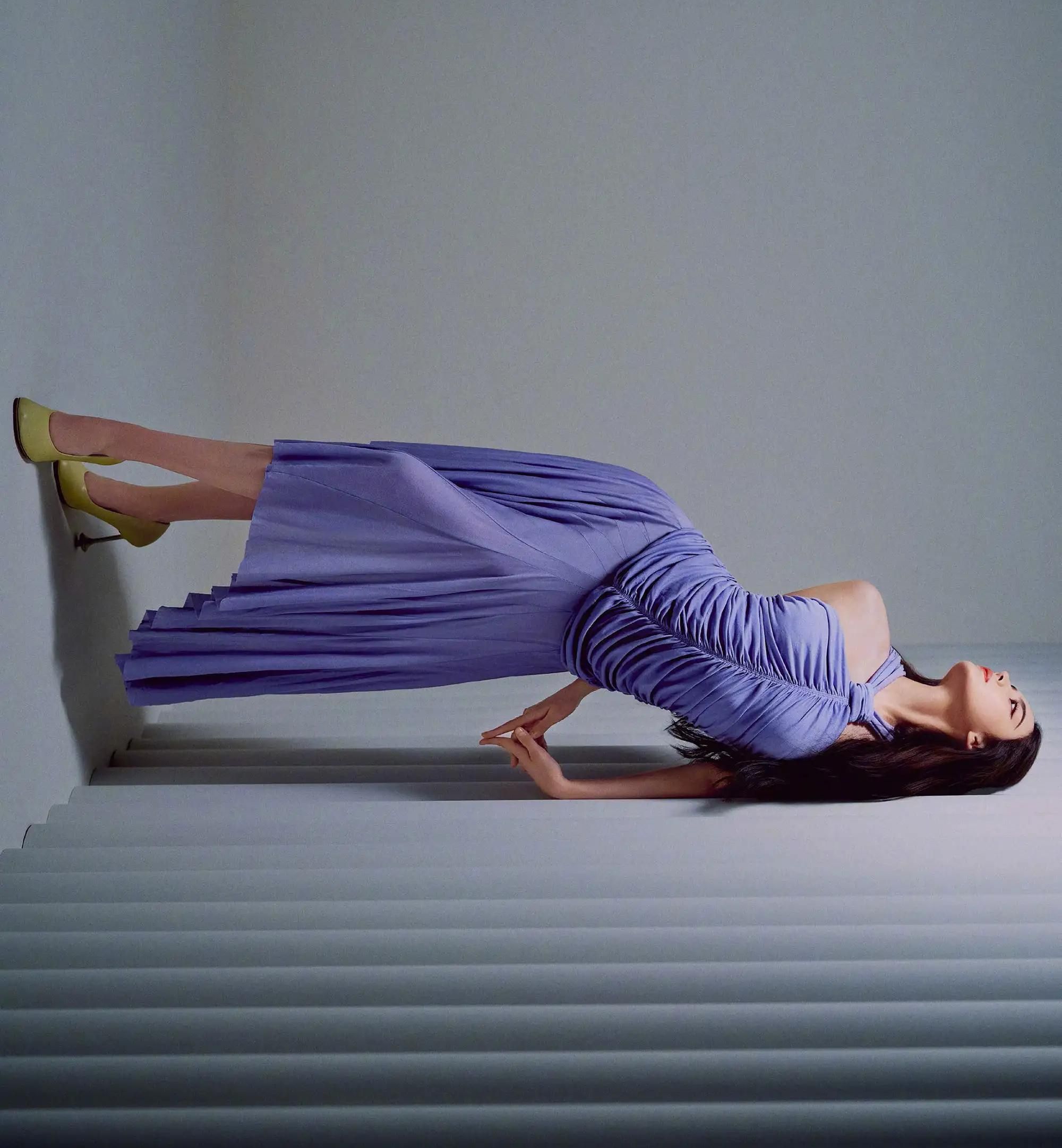 古力娜扎穿挂脖裙身姿妖娆妩媚秀腹肌马甲线紧致迷人