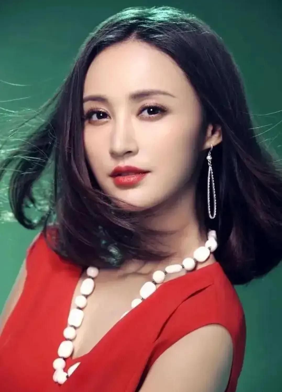 温婉秀雅的张歆艺,优雅迷人,青春靓丽的写真照!__财经头条