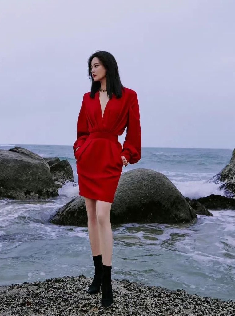 辛芷蕾红裙海边质感写真,美艳明媚,楚楚动人!__财经头条