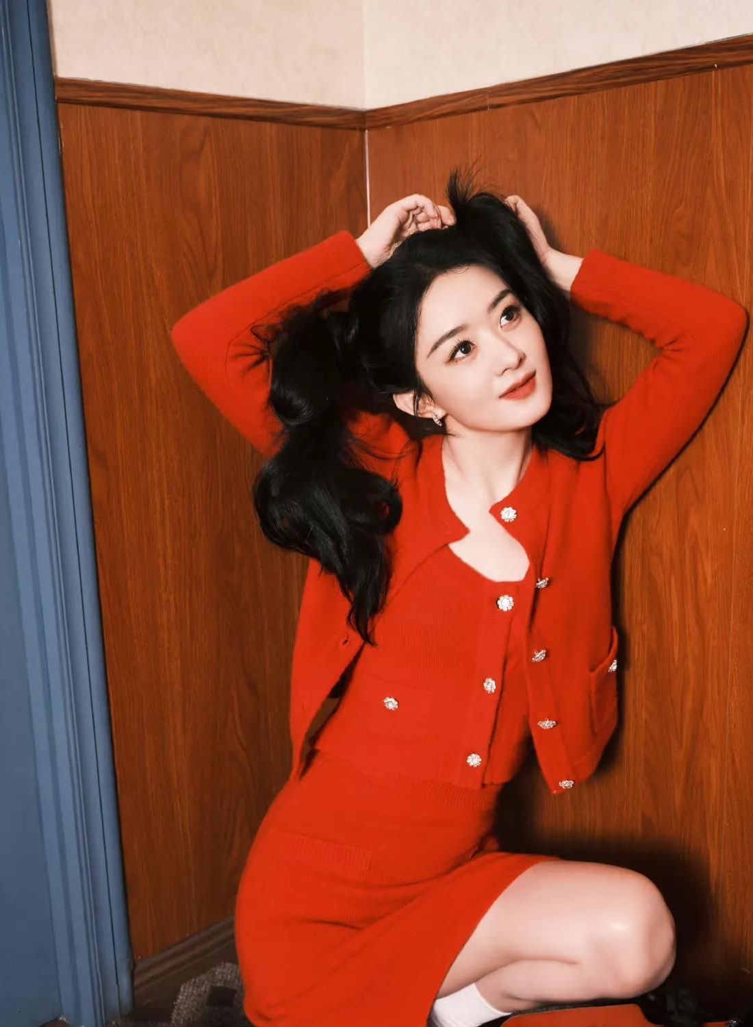 赵丽颖扎双马尾蝴蝶结盘发好俏皮灵动,甜美可爱,楚楚动人!