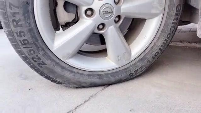 小君汽车轮胎没气了,打电话找初恋求助,结果上来就是一顿抱怨