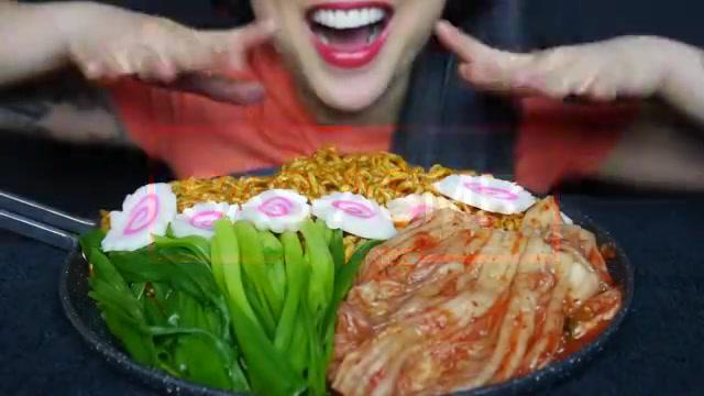 韩国吃货微笑姐火鸡面图片