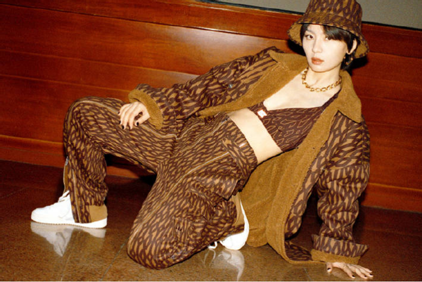 35岁周笔畅拍性感写真!穿内衣大秀腹肌,脖子大粗金链太抢眼