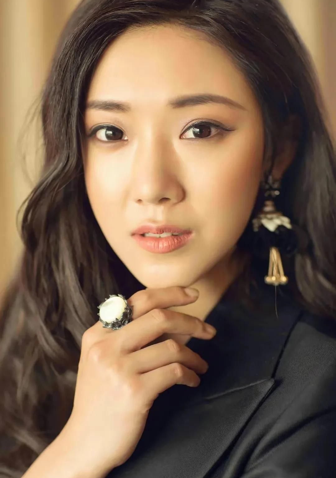 菅纫姿:优雅娴静,妩媚动人!