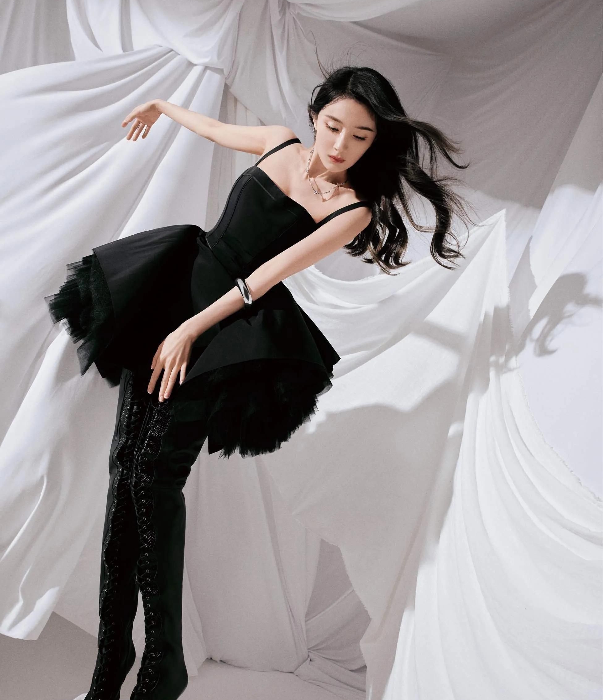 杨幂时尚写真,大秀小蛮腰,宽檐礼帽芭蕾舞裙,优雅高贵!