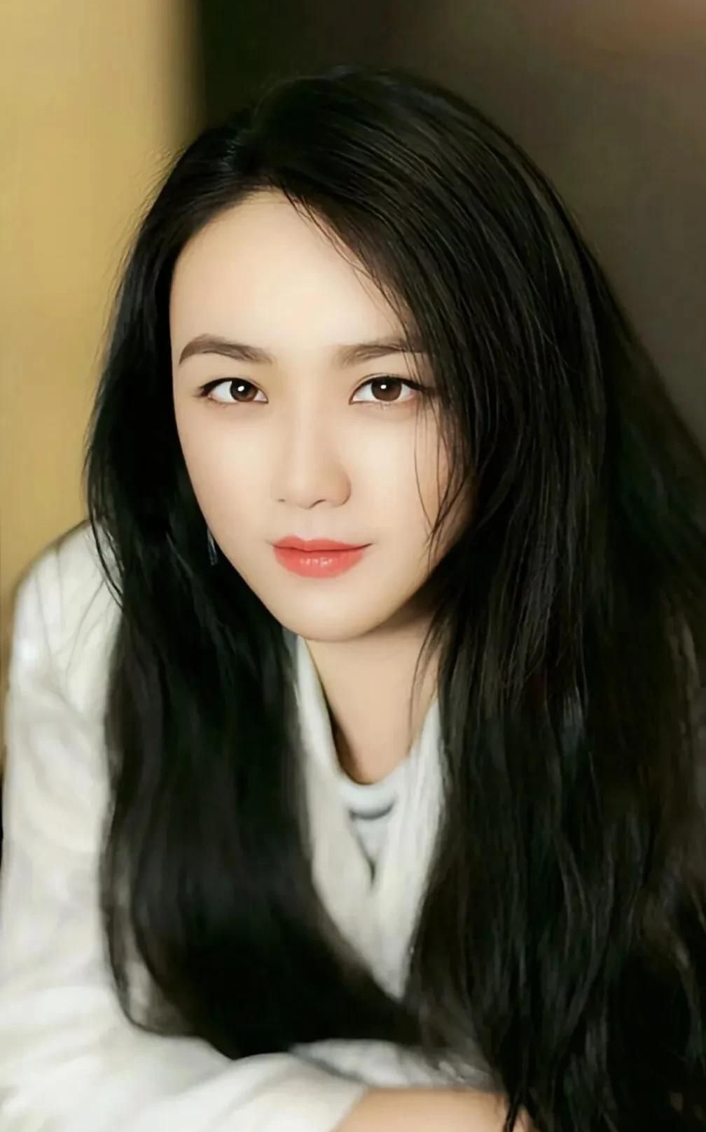 端庄优雅的汤唯,娇俏可人,尽显迷人风采!__财经头条