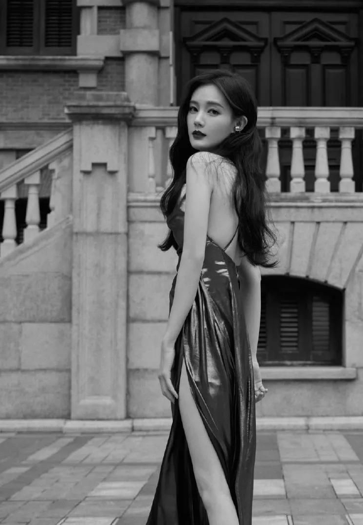 李一桐吊带开叉鎏金裙搭配金色高跟鞋优雅迷人