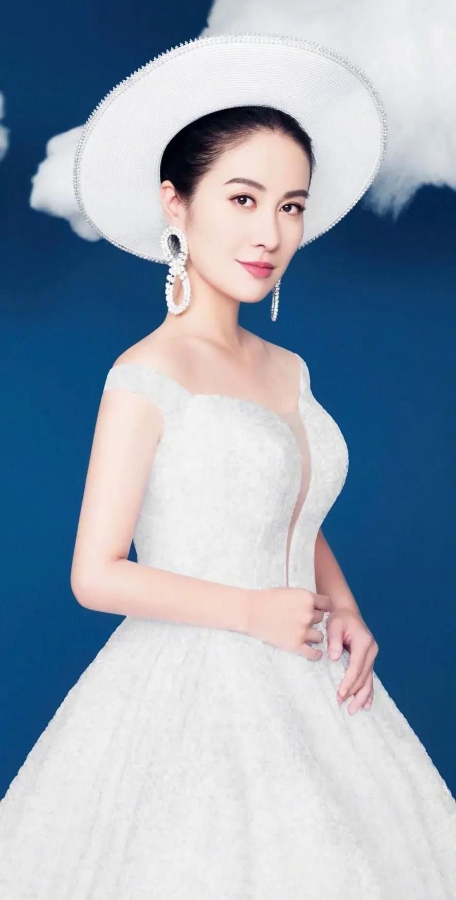 叶璇端庄优雅明艳写真,惊艳迷人!__财经头条