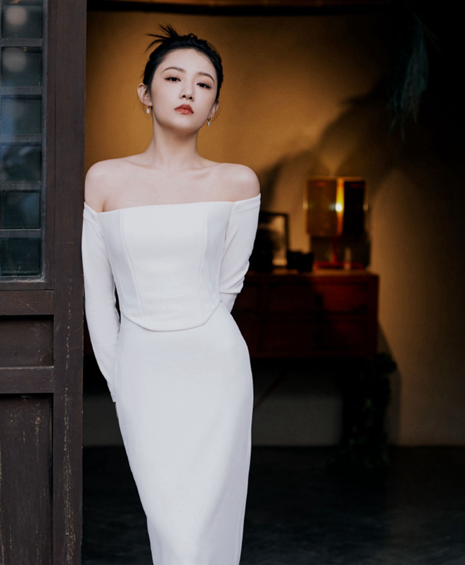 吴佳怡白色抹胸连衣裙优雅写真,清新淡雅,美艳动人!