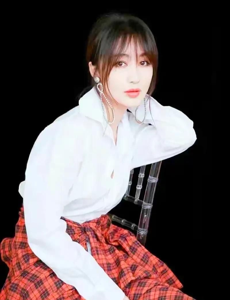 精致优雅的李菲儿,时尚俏丽,甜美可爱的写真照!__财经头条