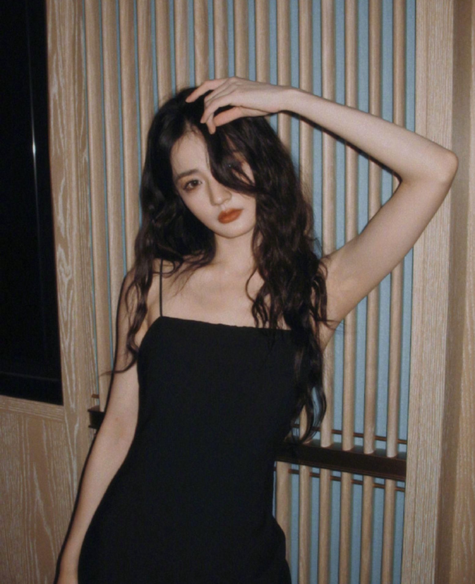 徐璐黑色吊带连衣裙美背写真,清新淡雅,惊艳迷人!_高清图集_新浪网