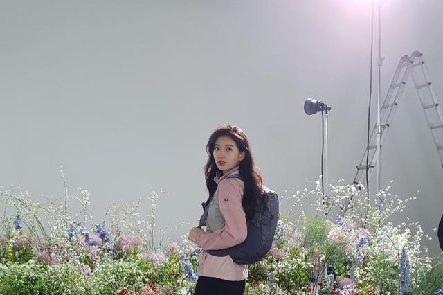 裴秀智画报拍摄现场,拼色运动服显身材,长发微卷又美又飒