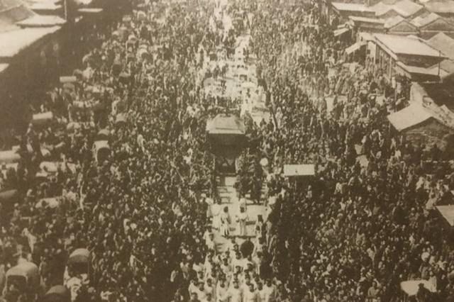 1908年光绪帝葬礼照片：沿途百姓被强令下跪，外国人驻足冷眼观看|光绪皇帝|皇帝|送葬|出殡|灵柩_新浪新闻