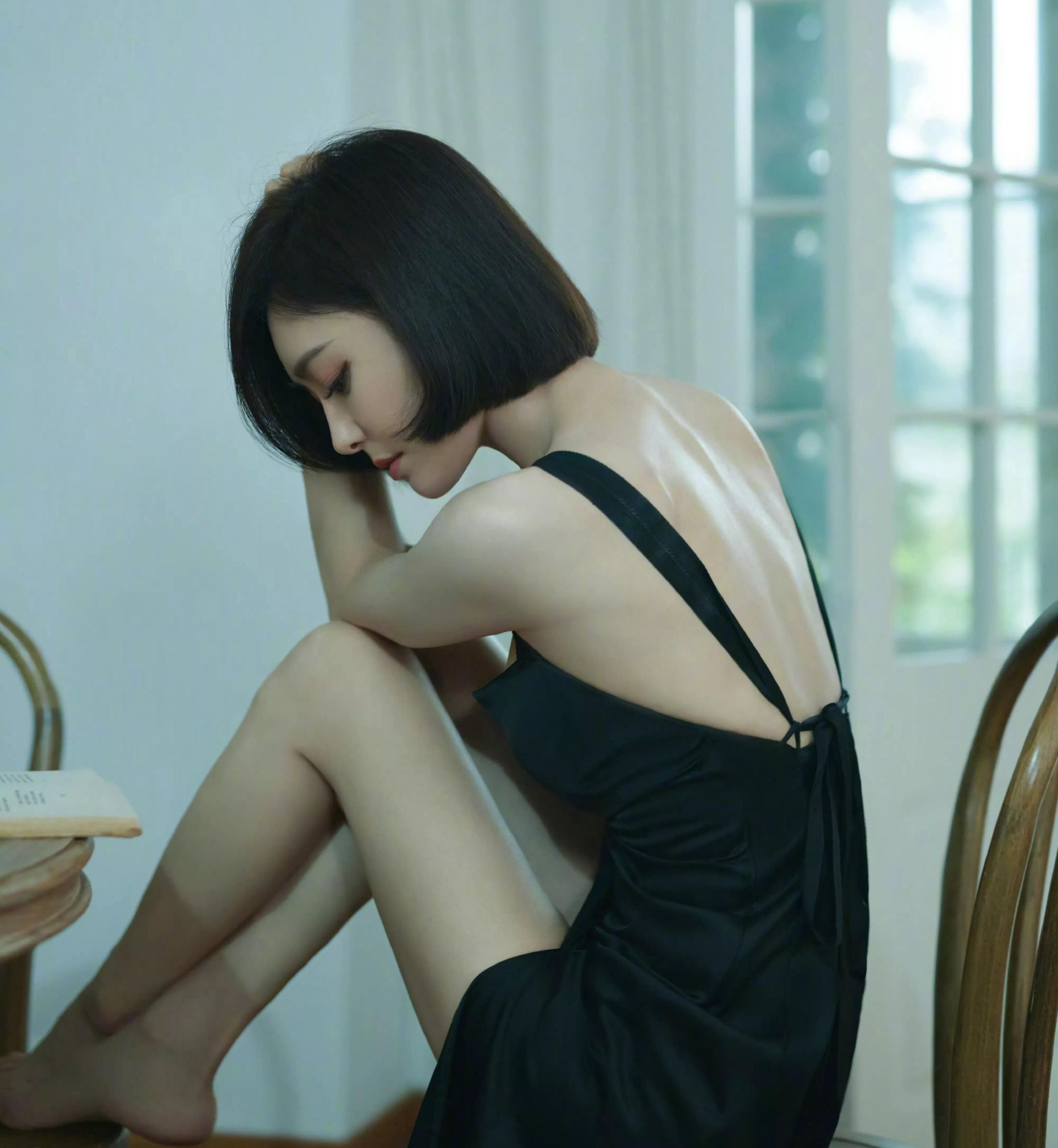 秦岚吊带黑裙,优雅娴静,美艳大方!__财经头条