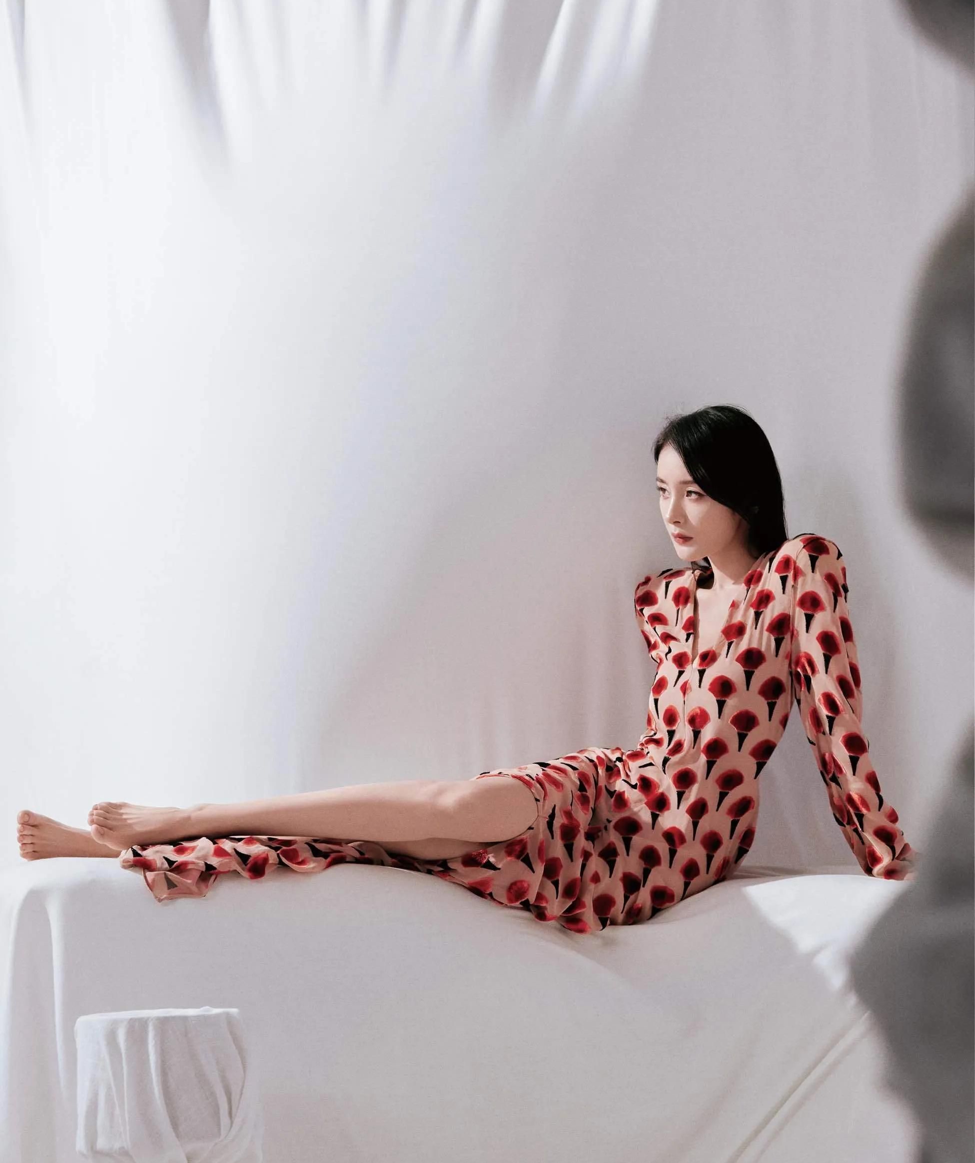 杨幂时尚写真大秀小蛮腰宽檐礼帽芭蕾舞裙楚楚动人