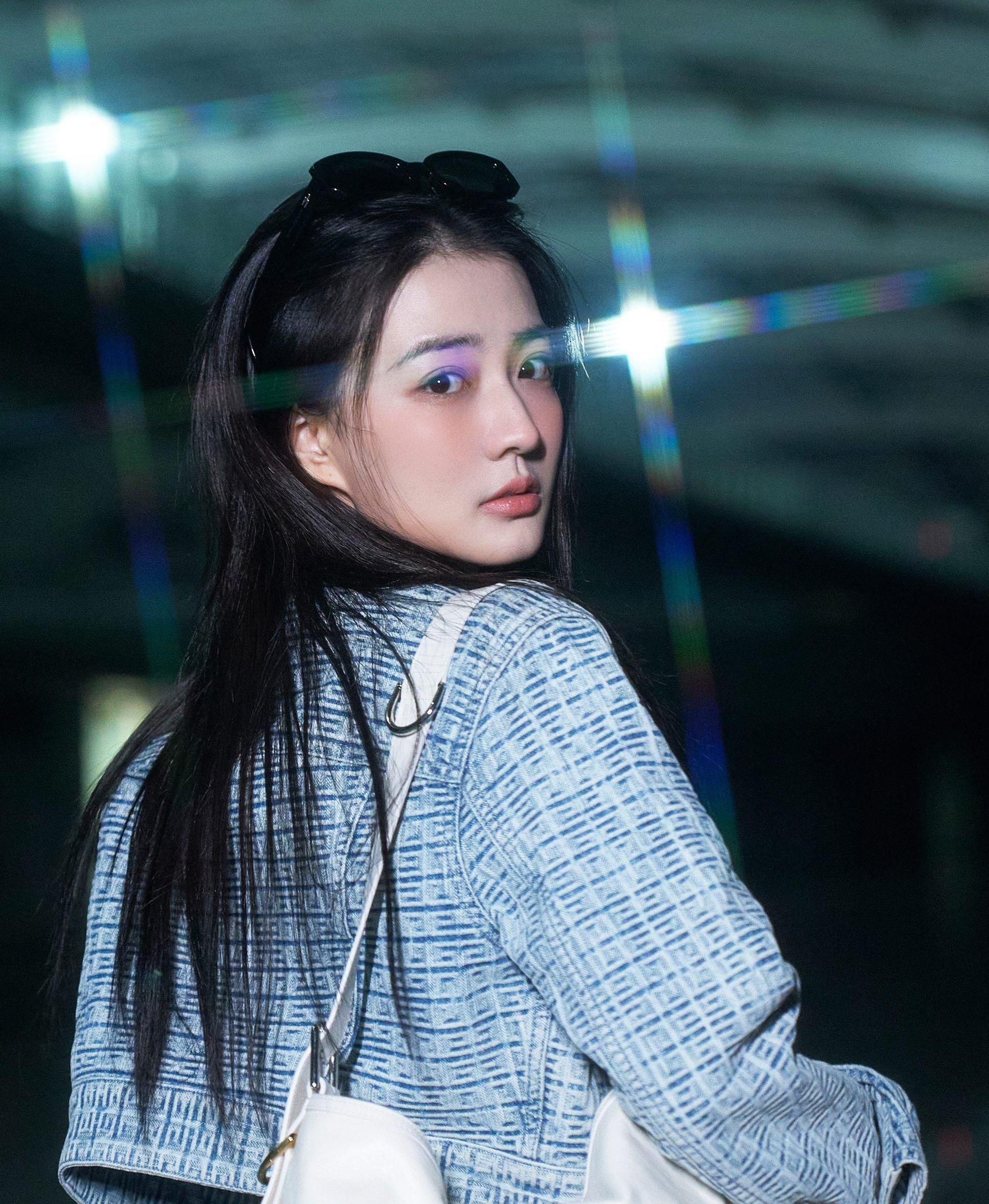 徐璐兰色格子套装长筒靴时尚写真,灵动优雅,明艳动人!