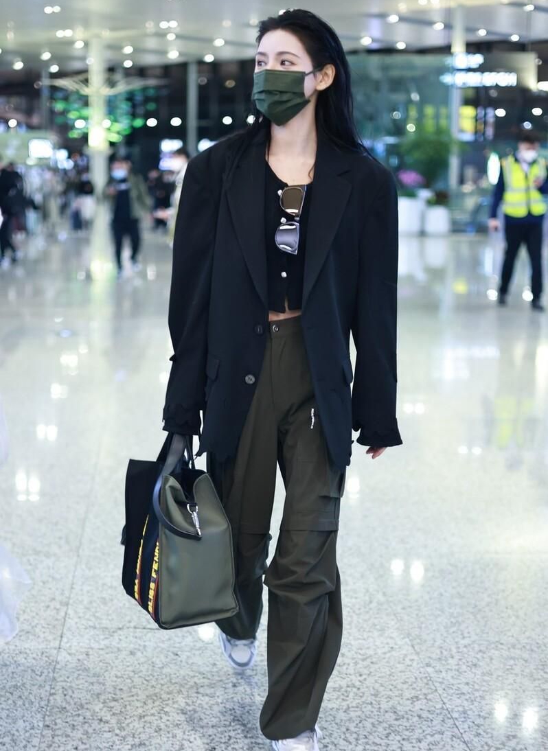 张予曦现身机场,黑色西装搭工装裤,率性酷飒!