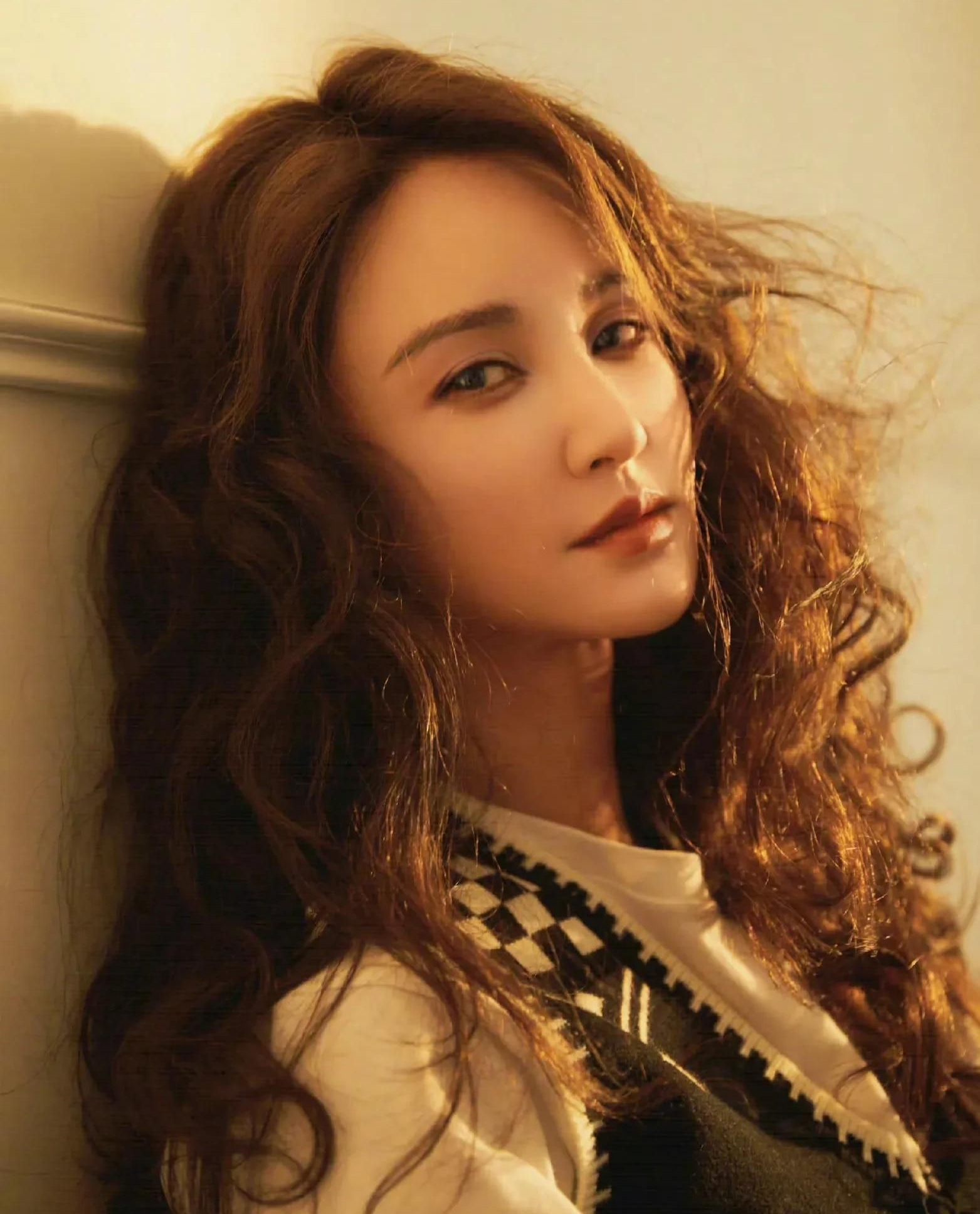 温婉秀雅的张歆艺,端庄大方,青春靓丽的写真照!