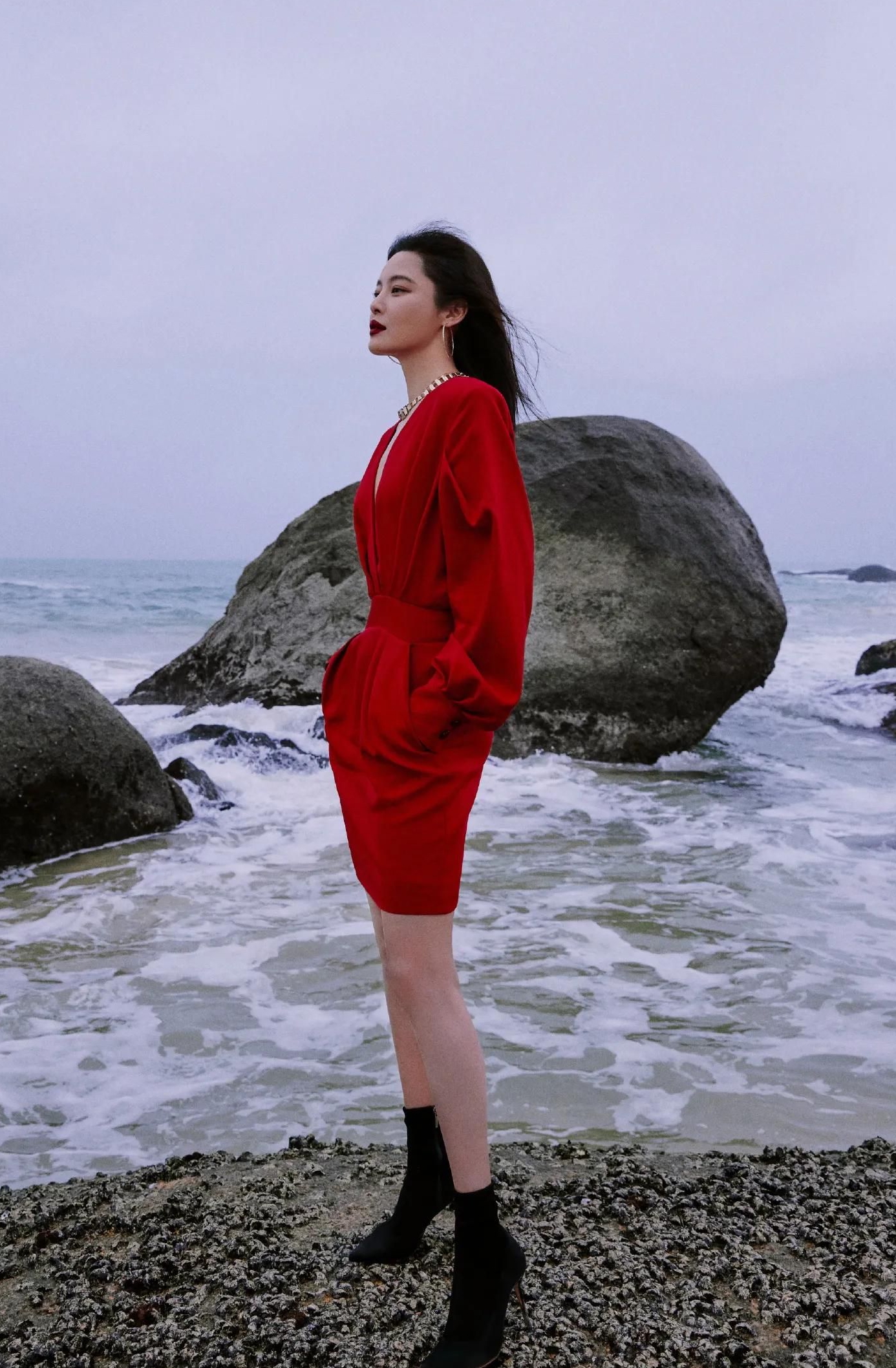 辛芷蕾红裙海边质感写真,美艳明媚,楚楚动人!__财经头条