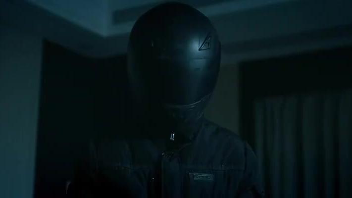 蒙面人在深夜从衣柜里走出来头盔下的脸竟一直是霍建华的噩梦