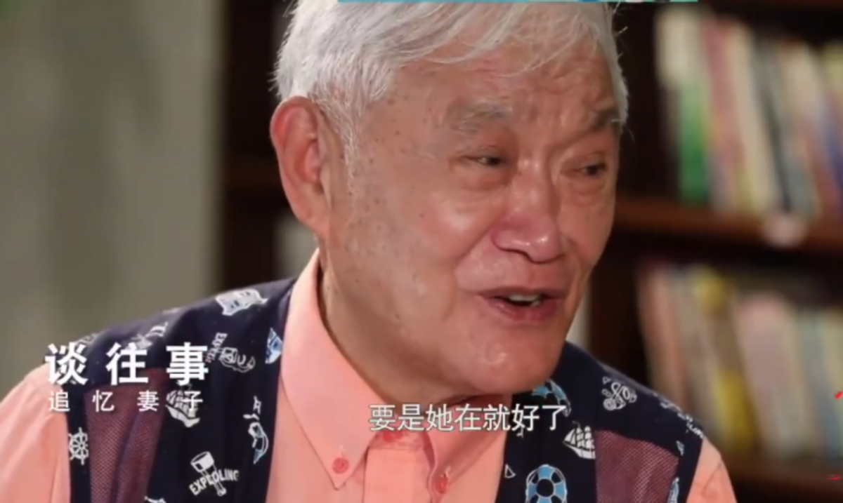 老艺术家牛犇头发稀疏发白独自吃盒饭尽显寒酸至今住老年公寓