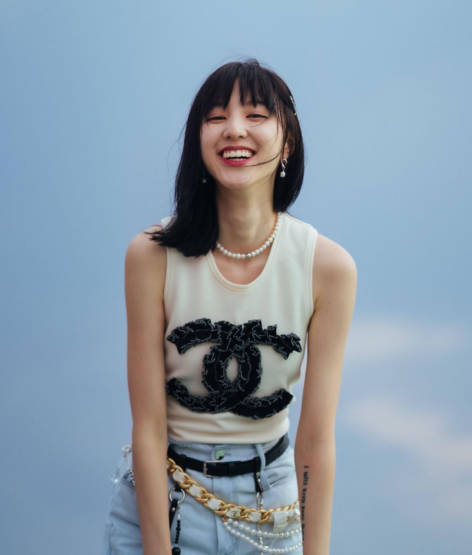 王悦伊,潮流前卫,优雅迷人!__财经头条