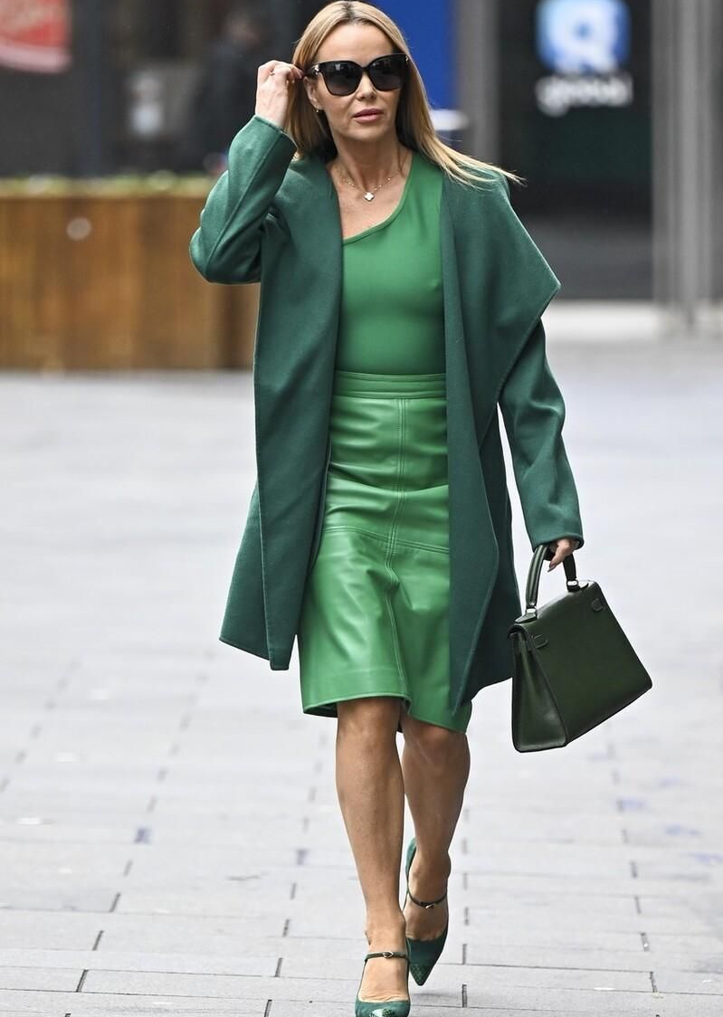 阿曼达·霍尔登身穿绿色套装,娇艳如花,时尚魅力!_高清图集_新浪网