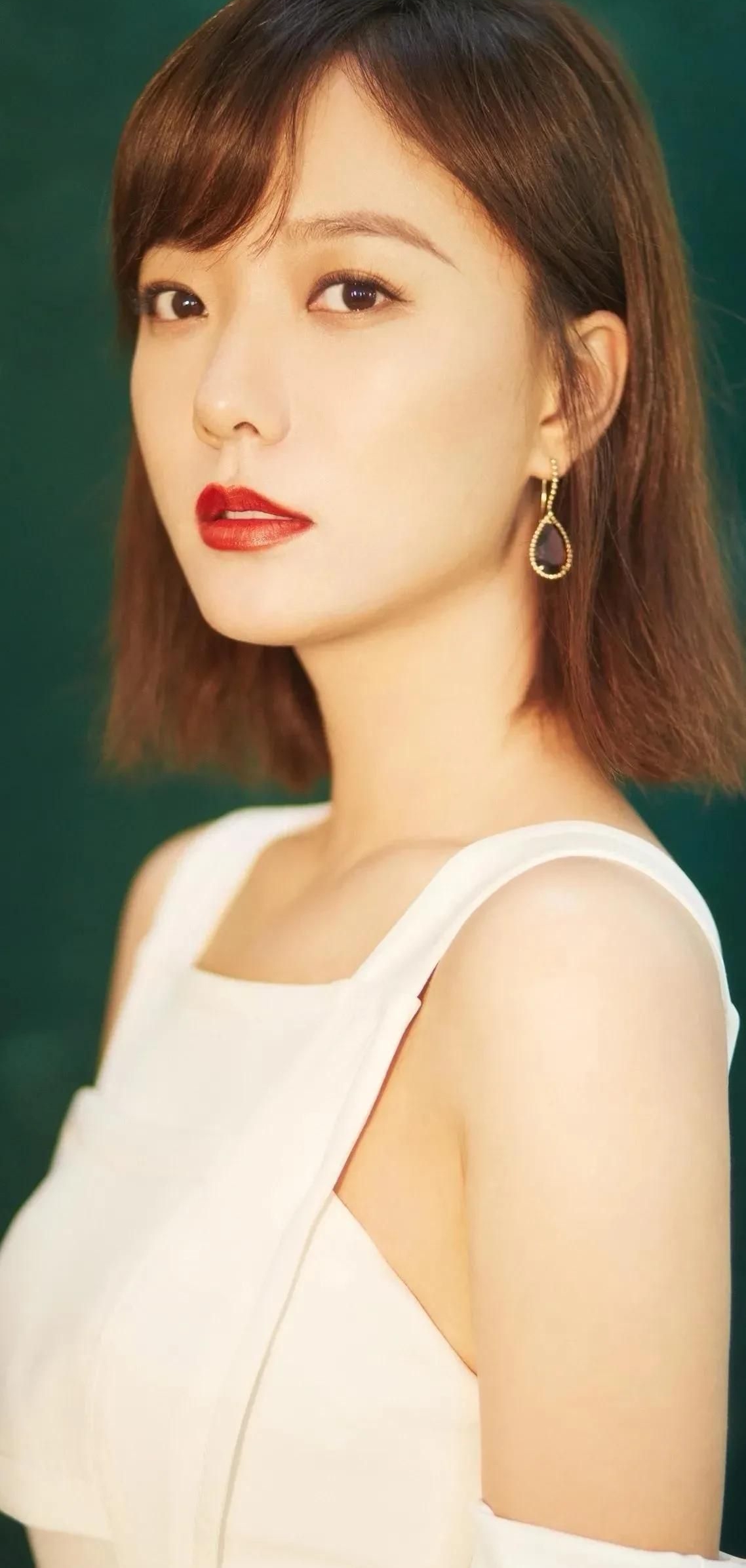 干练时尚的王珞丹,娇俏可人,温婉秀丽的写真照!