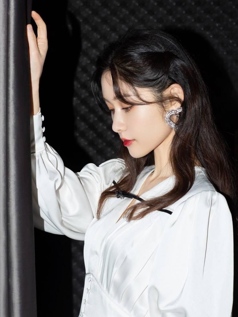 梁田粉嫩佳人优雅写真,楚楚动人!_高清图集_新浪网